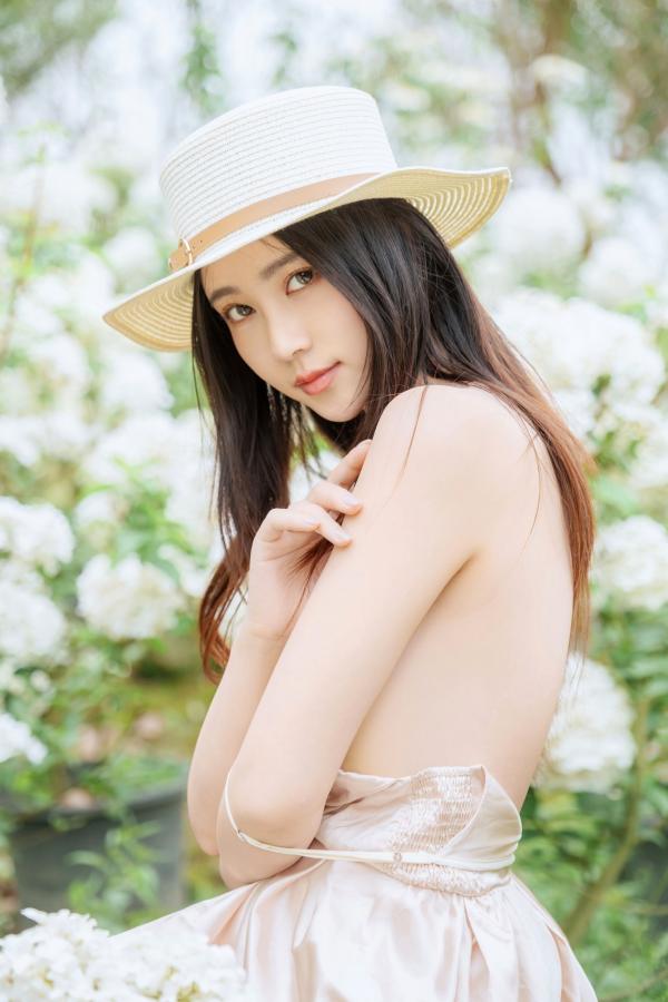 年年Nnian 年年  年年-木绣球：深林花海下的清纯与诱惑，户外写真，白皙女神唯美私房照第21张图片