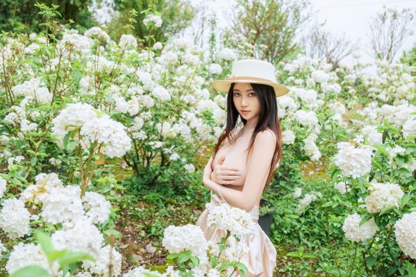 年年Nnian 年年  年年-木绣球：深林花海下的清纯与诱惑，户外写真，白皙女神唯美私房照第25张图片