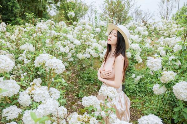 年年Nnian 年年  年年-木绣球：深林花海下的清纯与诱惑，户外写真，白皙女神唯美私房照第26张图片