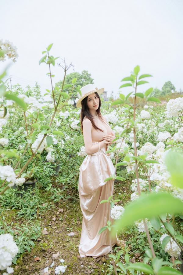 年年Nnian 年年  年年-木绣球：深林花海下的清纯与诱惑，户外写真，白皙女神唯美私房照第27张图片