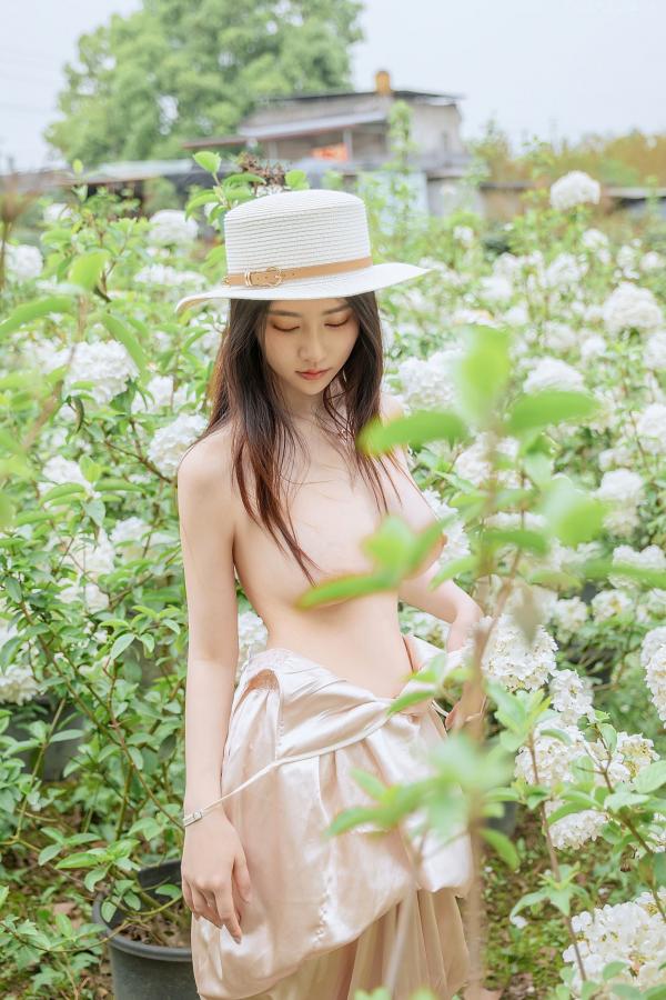 年年Nnian 年年  年年-木绣球：深林花海下的清纯与诱惑，户外写真，白皙女神唯美私房照第28张图片