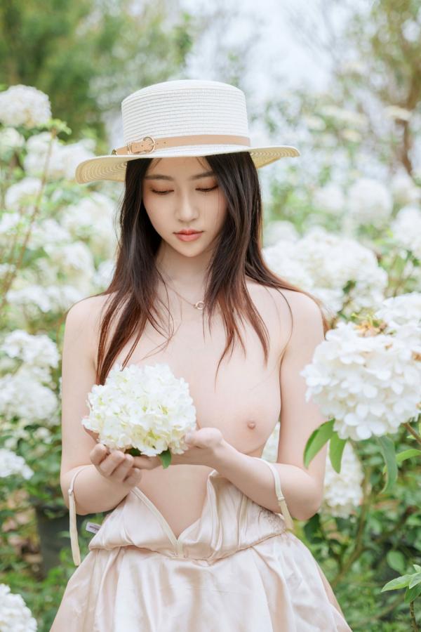 年年Nnian 年年  年年-木绣球：深林花海下的清纯与诱惑，户外写真，白皙女神唯美私房照第32张图片