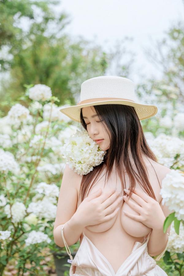 年年Nnian 年年  年年-木绣球：深林花海下的清纯与诱惑，户外写真，白皙女神唯美私房照第36张图片