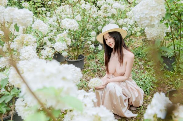年年Nnian 年年  年年-木绣球：深林花海下的清纯与诱惑，户外写真，白皙女神唯美私房照第41张图片