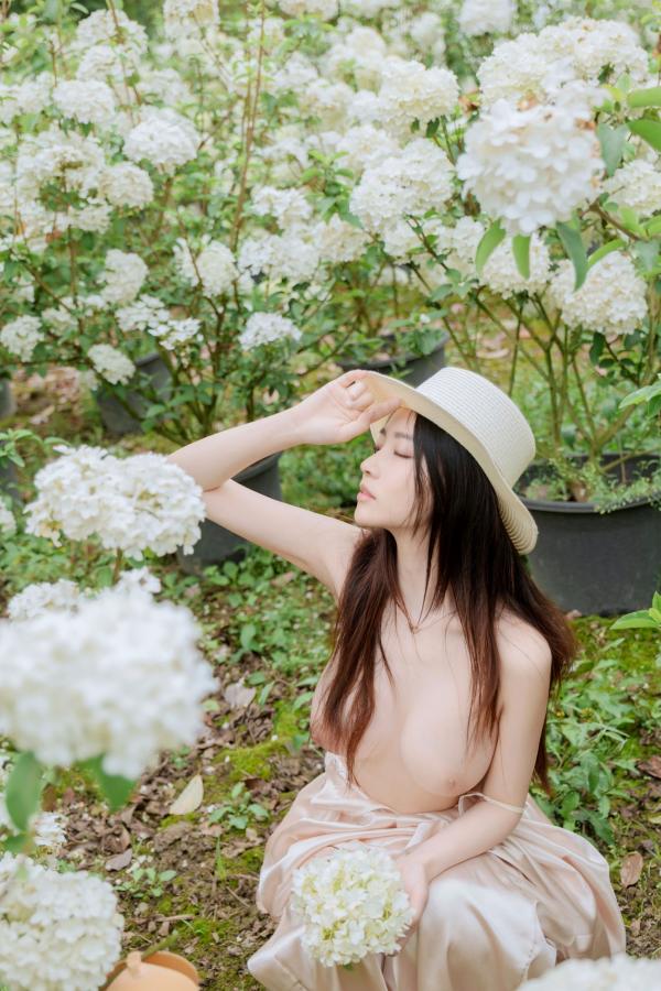 年年Nnian 年年  年年-木绣球：深林花海下的清纯与诱惑，户外写真，白皙女神唯美私房照第42张图片