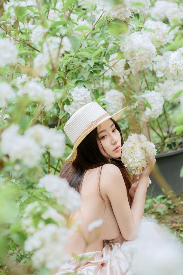 年年Nnian 年年  年年-木绣球：深林花海下的清纯与诱惑，户外写真，白皙女神唯美私房照第43张图片