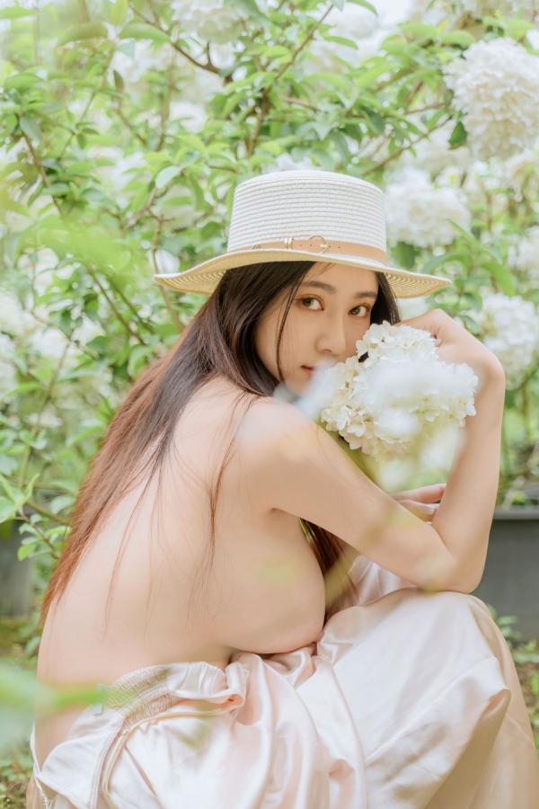 年年Nnian 年年  年年-木绣球：深林花海下的清纯与诱惑，户外写真，白皙女神唯美私房照第45张图片