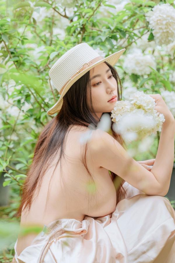 年年Nnian 年年  年年-木绣球：深林花海下的清纯与诱惑，户外写真，白皙女神唯美私房照第46张图片