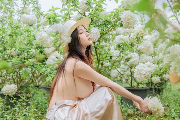 年年Nnian 年年  年年-木绣球：深林花海下的清纯与诱惑，户外写真，白皙女神唯美私房照第48张图片