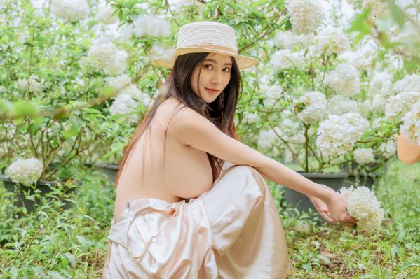 年年Nnian 年年  年年-木绣球：深林花海下的清纯与诱惑，户外写真，白皙女神唯美私房照第49张图片