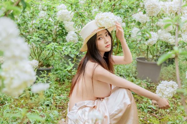 年年Nnian 年年  年年-木绣球：深林花海下的清纯与诱惑，户外写真，白皙女神唯美私房照第50张图片
