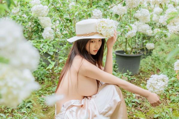 年年Nnian 年年  年年-木绣球：深林花海下的清纯与诱惑，户外写真，白皙女神唯美私房照第51张图片