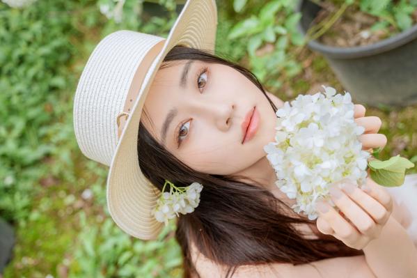 年年Nnian 年年  年年-木绣球：深林花海下的清纯与诱惑，户外写真，白皙女神唯美私房照第52张图片