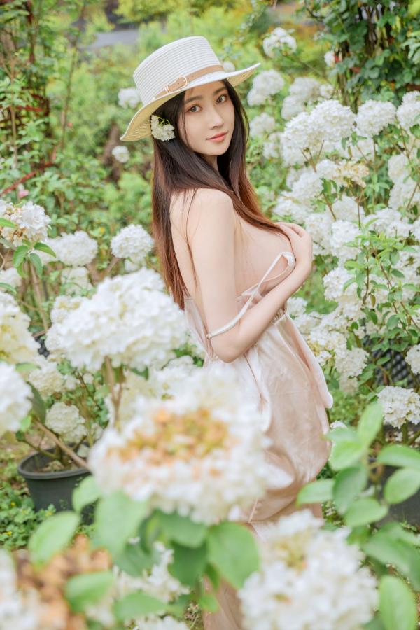 年年Nnian 年年  年年-木绣球：深林花海下的清纯与诱惑，户外写真，白皙女神唯美私房照第54张图片