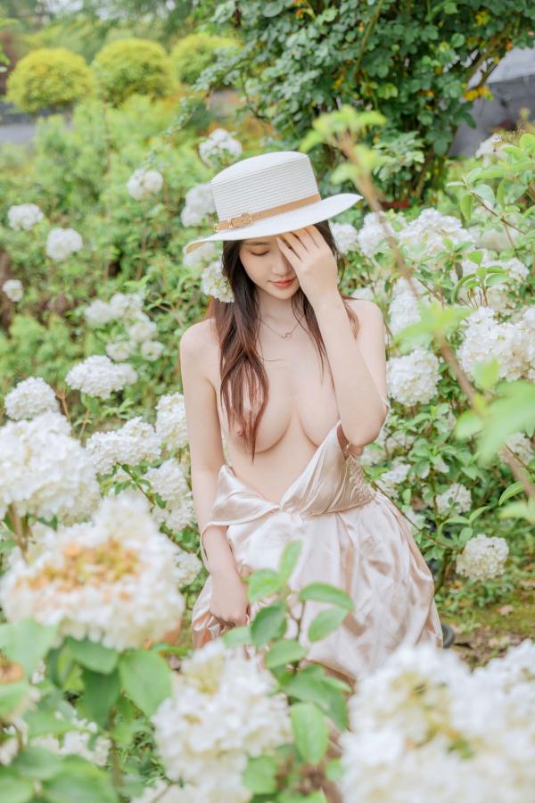 年年Nnian 年年  年年-木绣球：深林花海下的清纯与诱惑，户外写真，白皙女神唯美私房照第62张图片
