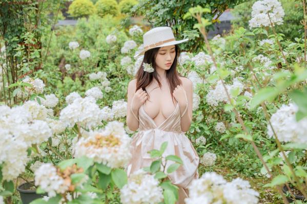 年年Nnian 年年  年年-木绣球：深林花海下的清纯与诱惑，户外写真，白皙女神唯美私房照第64张图片