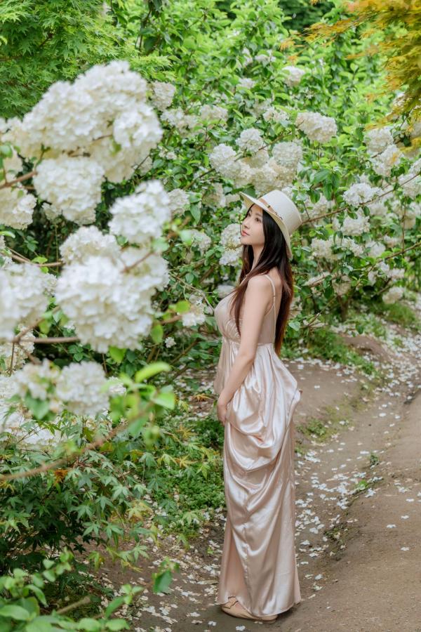 年年Nnian 年年  年年-木绣球：深林花海下的清纯与诱惑，户外写真，白皙女神唯美私房照第65张图片