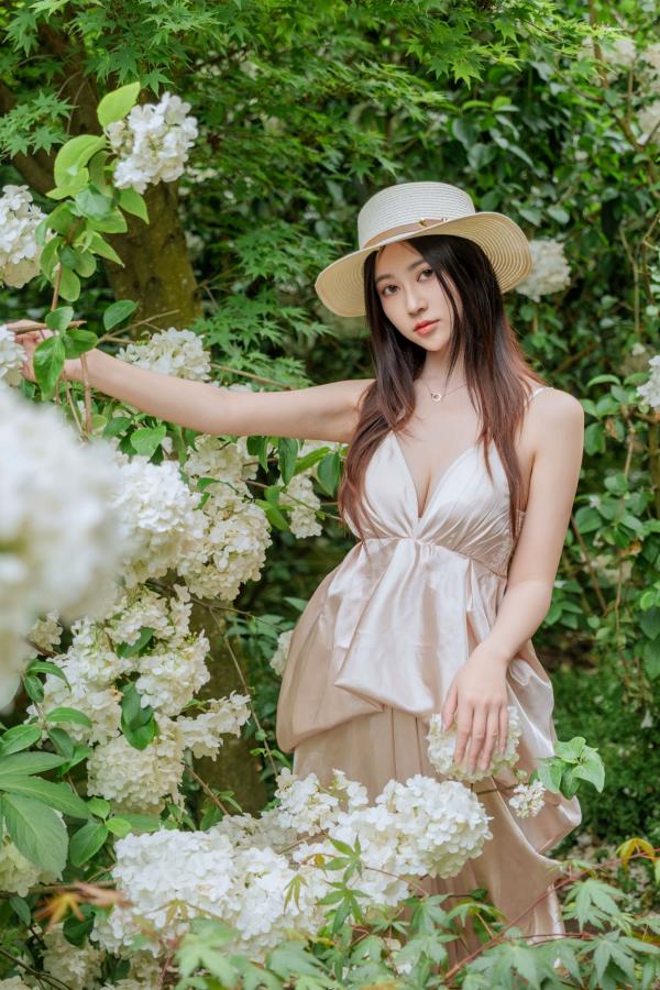 年年Nnian 年年  年年-木绣球：深林花海下的清纯与诱惑，户外写真，白皙女神唯美私房照第66张图片