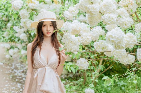 年年Nnian 年年  年年-木绣球：深林花海下的清纯与诱惑，户外写真，白皙女神唯美私房照第67张图片