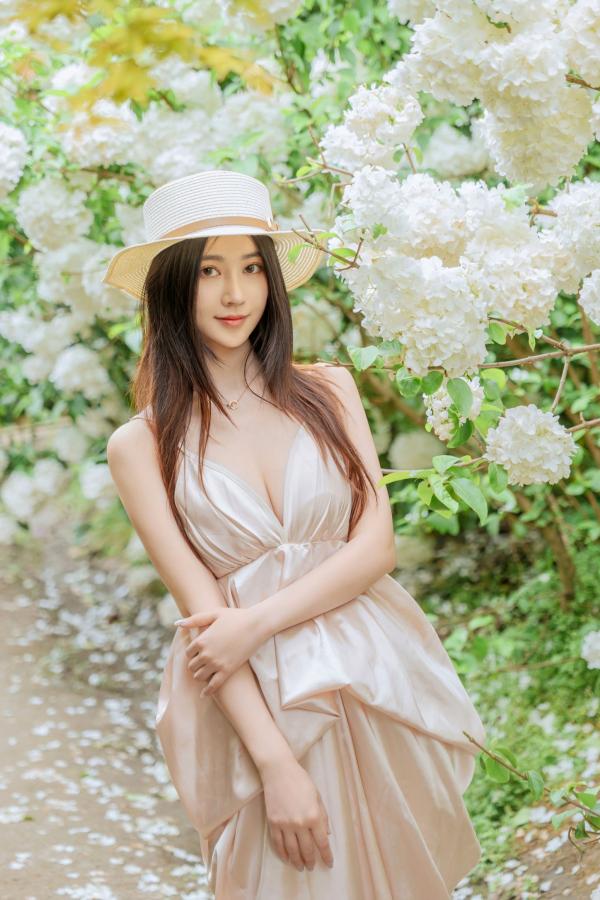 年年Nnian 年年  年年-木绣球：深林花海下的清纯与诱惑，户外写真，白皙女神唯美私房照第69张图片