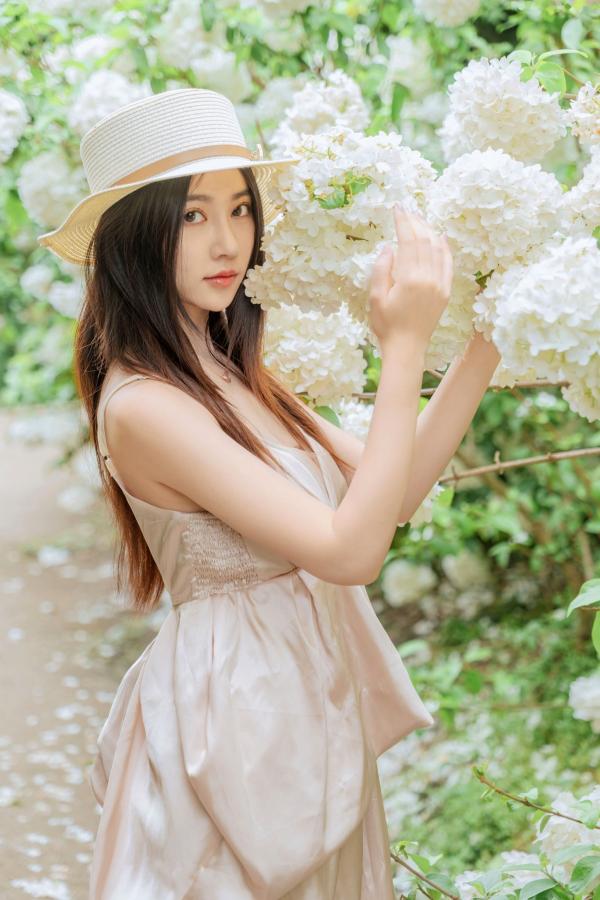年年Nnian 年年  年年-木绣球：深林花海下的清纯与诱惑，户外写真，白皙女神唯美私房照第70张图片