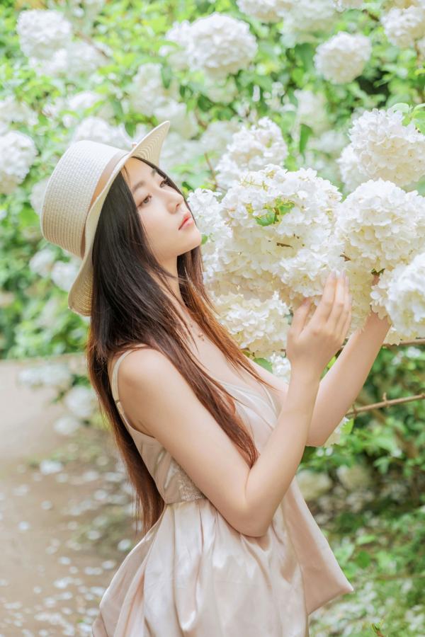 年年Nnian 年年  年年-木绣球：深林花海下的清纯与诱惑，户外写真，白皙女神唯美私房照第71张图片