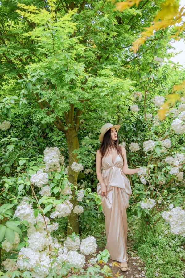 年年Nnian 年年  年年-木绣球：深林花海下的清纯与诱惑，户外写真，白皙女神唯美私房照第72张图片
