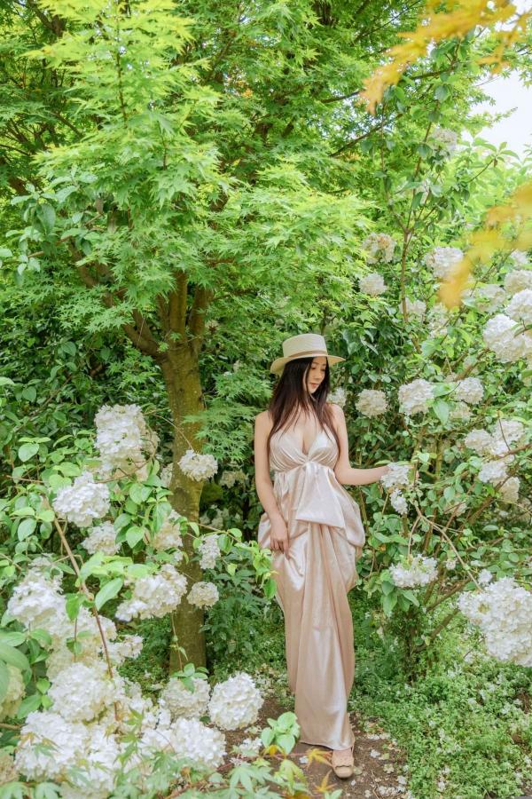 年年Nnian 年年  年年-木绣球：深林花海下的清纯与诱惑，户外写真，白皙女神唯美私房照第73张图片