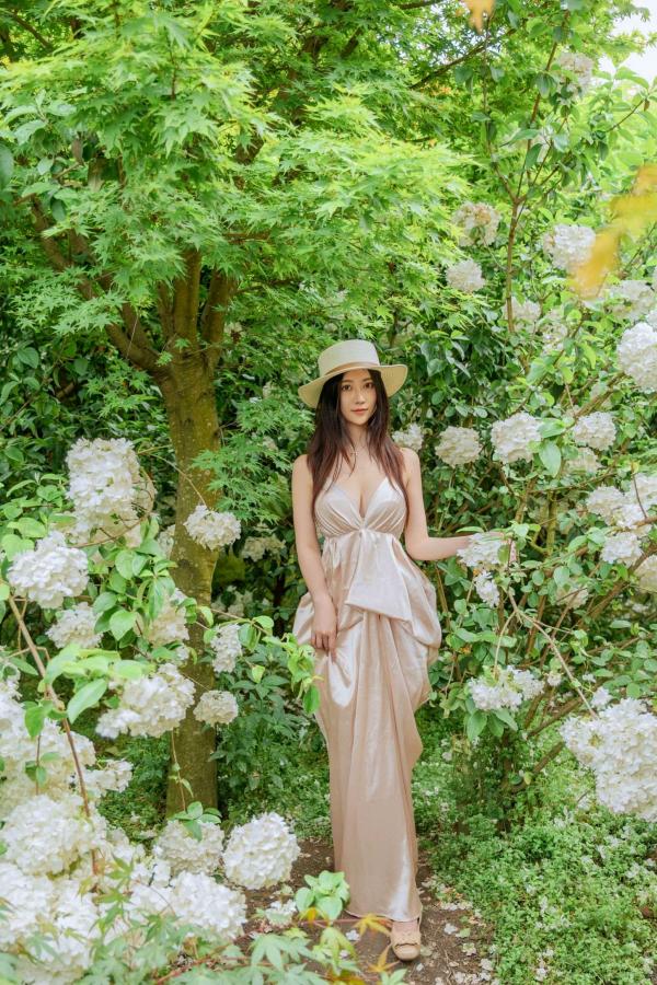 年年Nnian 年年  年年-木绣球：深林花海下的清纯与诱惑，户外写真，白皙女神唯美私房照第74张图片