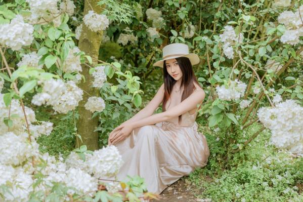 年年Nnian 年年  年年-木绣球：深林花海下的清纯与诱惑，户外写真，白皙女神唯美私房照第75张图片