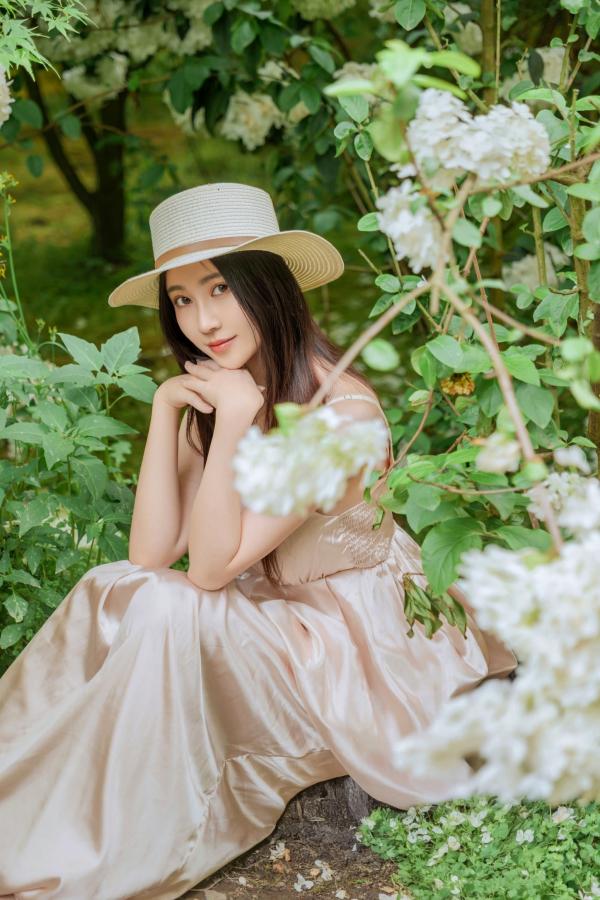 年年Nnian 年年  年年-木绣球：深林花海下的清纯与诱惑，户外写真，白皙女神唯美私房照第76张图片