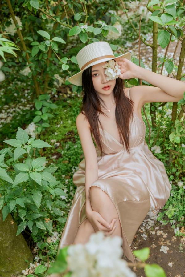 年年Nnian 年年  年年-木绣球：深林花海下的清纯与诱惑，户外写真，白皙女神唯美私房照第78张图片