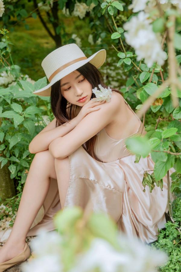 年年Nnian 年年  年年-木绣球：深林花海下的清纯与诱惑，户外写真，白皙女神唯美私房照第81张图片