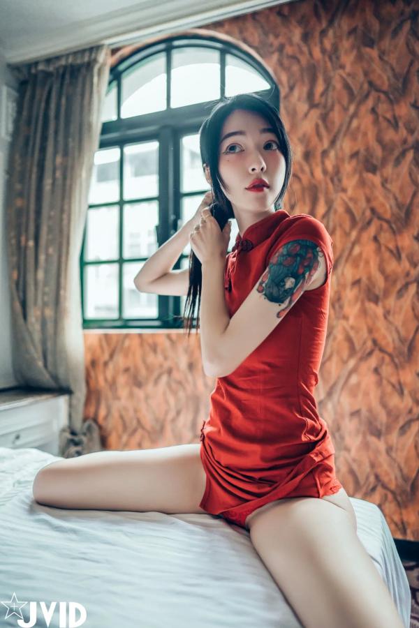    [JVID] 飄飄 - 性感红色旗袍私房照，纹身辣妹大胆诱惑，绝美身材致命吸引力第1张图片