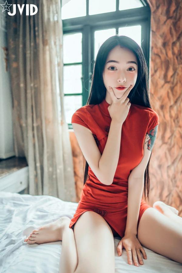    [JVID] 飄飄 - 性感红色旗袍私房照，纹身辣妹大胆诱惑，绝美身材致命吸引力第42张图片