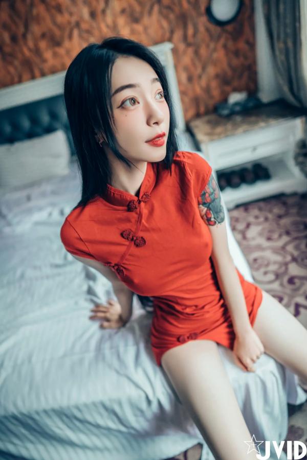    [JVID] 飄飄 - 性感红色旗袍私房照，纹身辣妹大胆诱惑，绝美身材致命吸引力第98张图片