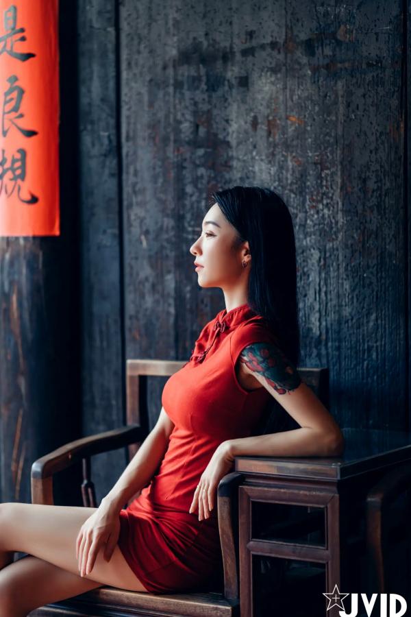   [JVID] 飄飄 - 性感红色旗袍私房照，纹身辣妹大胆诱惑，绝美身材致命吸引力第117张图片