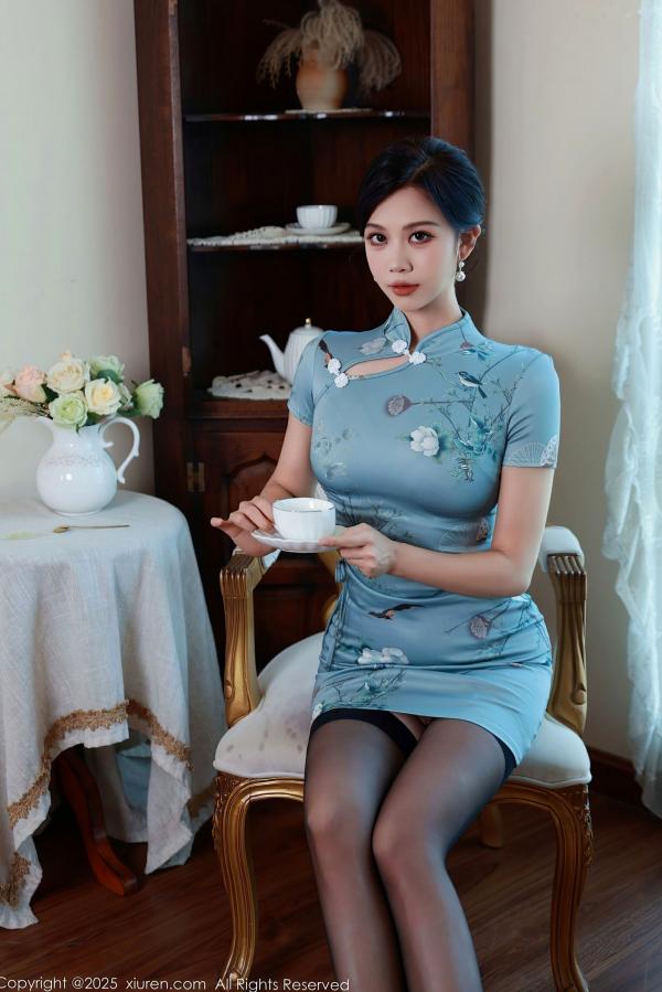    XiuRen秀人网-10753-玫瑰我爱你-清新淡雅蓝色旗袍短裙与黑蕾丝内衣私房写真，极致美腿诱惑，尽显女性典雅韵味与性感魅力第3张图片