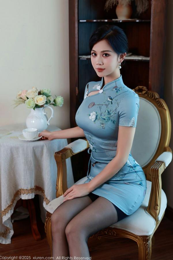    XiuRen秀人网-10753-玫瑰我爱你-清新淡雅蓝色旗袍短裙与黑蕾丝内衣私房写真，极致美腿诱惑，尽显女性典雅韵味与性感魅力第8张图片
