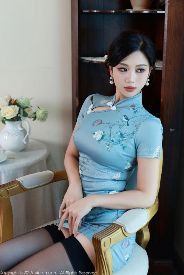    XiuRen秀人网-10753-玫瑰我爱你-清新淡雅蓝色旗袍短裙与黑蕾丝内衣私房写真，极致美腿诱惑，尽显女性典雅韵味与性感魅力第10张图片