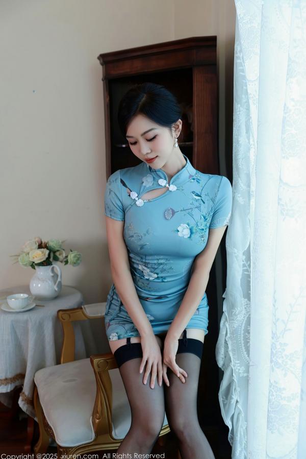    XiuRen秀人网-10753-玫瑰我爱你-清新淡雅蓝色旗袍短裙与黑蕾丝内衣私房写真，极致美腿诱惑，尽显女性典雅韵味与性感魅力第16张图片