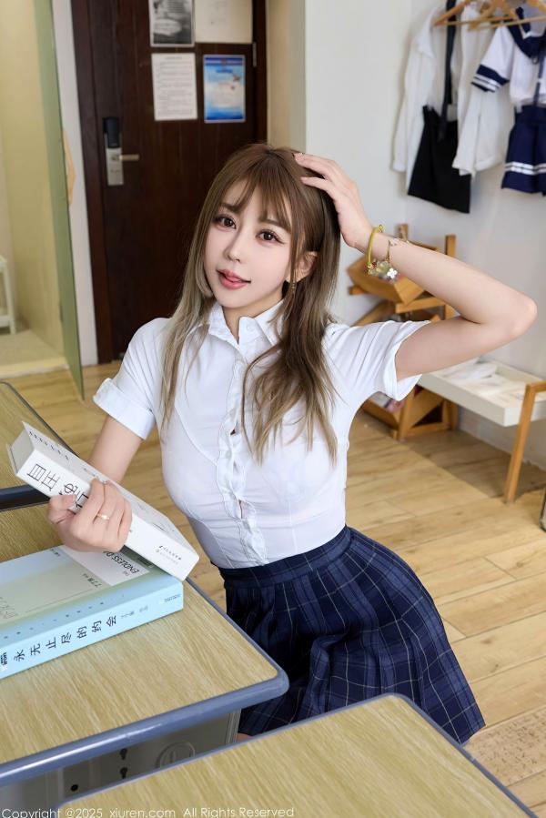    秀人网10750号Zoe柚柚：校园教室JK制服诱惑，白衬衫格子裙展现极致美腿与性感私房写真第3张图片