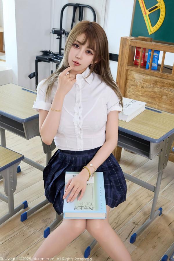    秀人网10750号Zoe柚柚：校园教室JK制服诱惑，白衬衫格子裙展现极致美腿与性感私房写真第11张图片