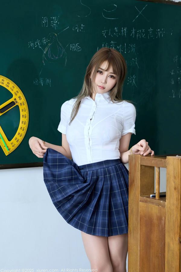   秀人网10750号Zoe柚柚：校园教室JK制服诱惑，白衬衫格子裙展现极致美腿与性感私房写真第22张图片