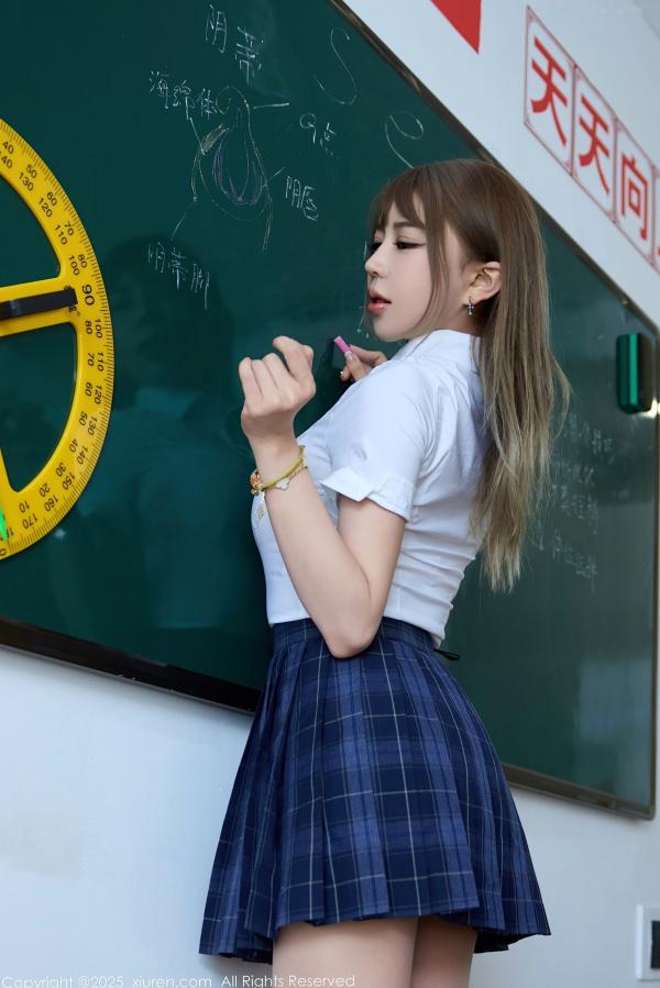    秀人网10750号Zoe柚柚：校园教室JK制服诱惑，白衬衫格子裙展现极致美腿与性感私房写真第25张图片