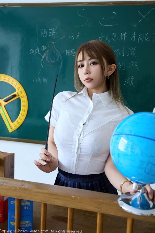    秀人网10750号Zoe柚柚：校园教室JK制服诱惑，白衬衫格子裙展现极致美腿与性感私房写真第28张图片
