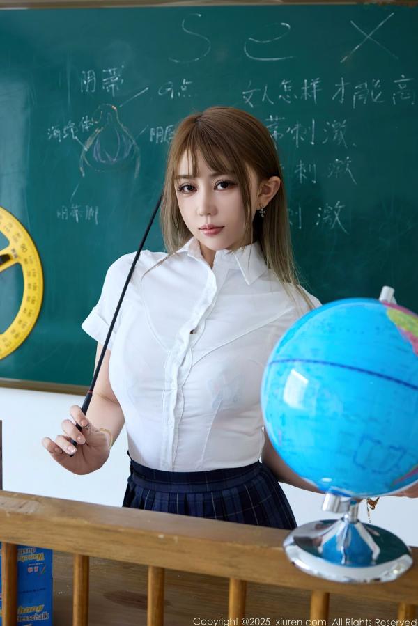    秀人网10750号Zoe柚柚：校园教室JK制服诱惑，白衬衫格子裙展现极致美腿与性感私房写真第29张图片