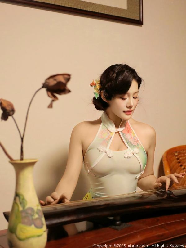    XiuRen秀人网-10749-莉莉安娜o-古琴前的情趣旗袍诱惑-性感身材与古典韵味的碰撞第33张图片