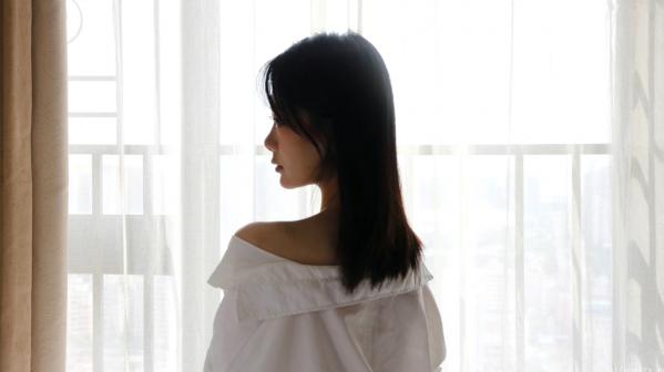    XR-Uncensored谢小蒽私房写真：日系水手校服诱惑，窗边演绎丝袜过膝长腿极致性感第1张图片