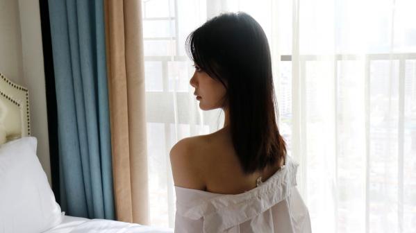    XR-Uncensored谢小蒽私房写真：日系水手校服诱惑，窗边演绎丝袜过膝长腿极致性感第3张图片
